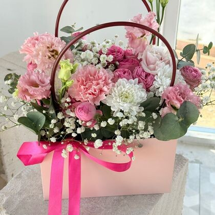 Стойкая сумочка с эустомой и диантусами