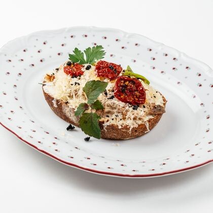 Луста с кроликом, вялеными томатами и сыром