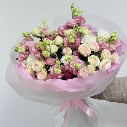 Букет из кустовой пионовидной свит Жизель, белыми диантусами и с розовой эустомой в матовом бокале