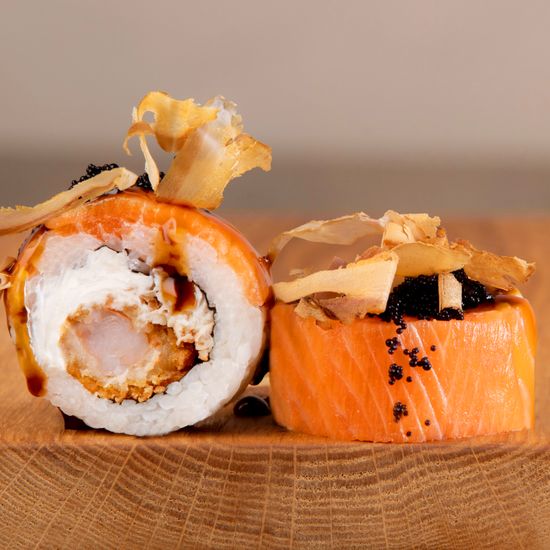 Ролл с лососем,угрем и креветкой темпура