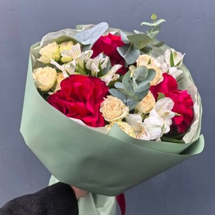 Букет 108 с красными французскими, кустовой Саммер Роуз и альстромерией