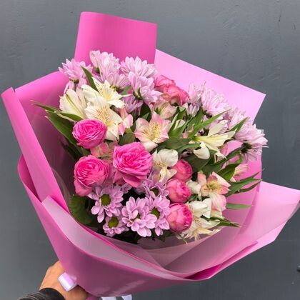 Букет 112 с пионовидными кустовыми Жизель, ромашковой хризантемой и альстромерией