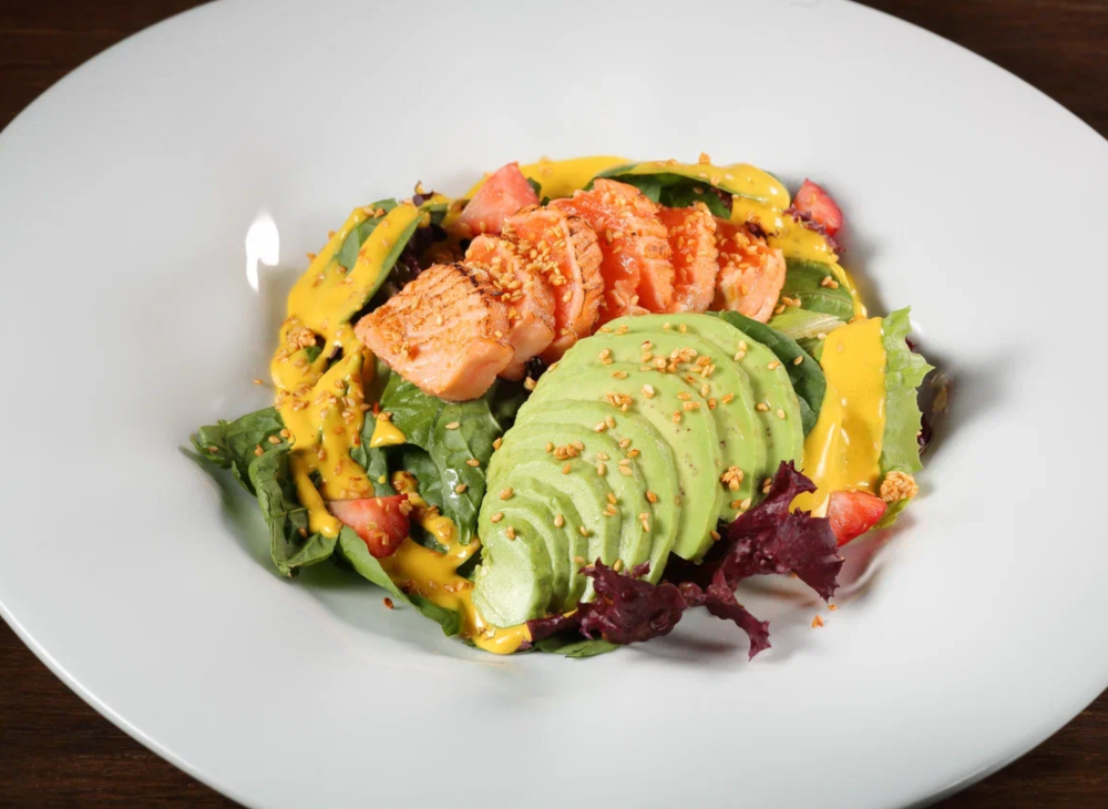 Салат с лососем татаки, соусом манго и аовкадо