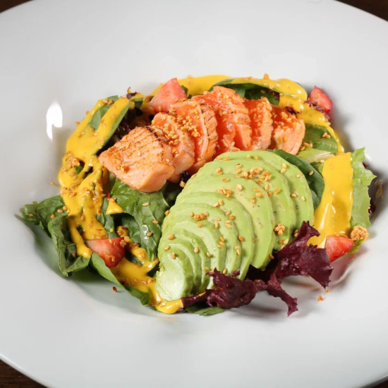 Салат с лососем татаки, соусом манго и аовкадо