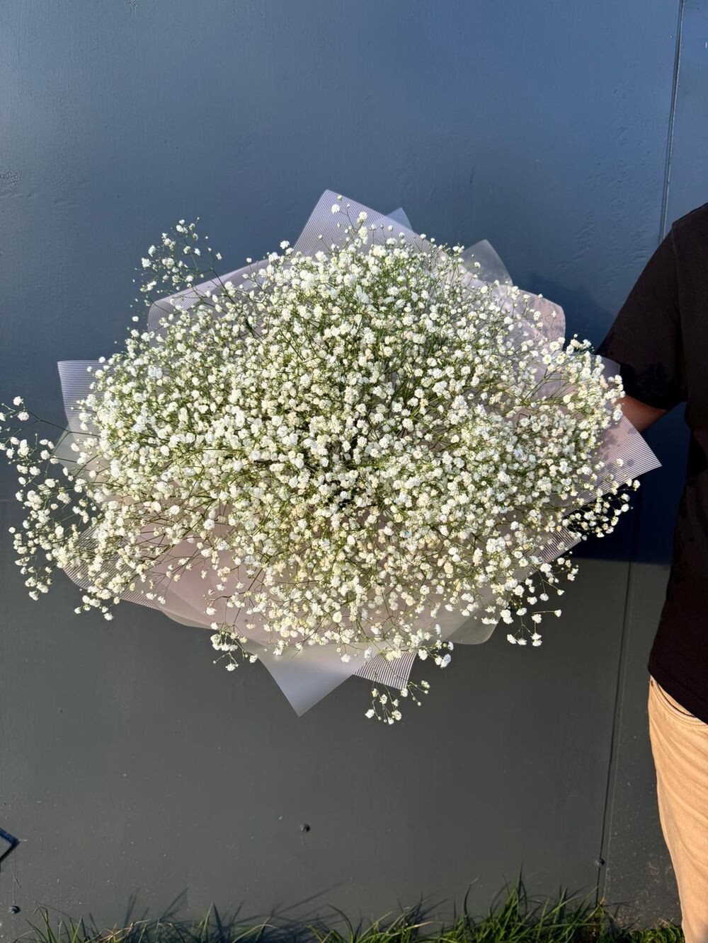 15 веток белой гипсофиллы с оформлением