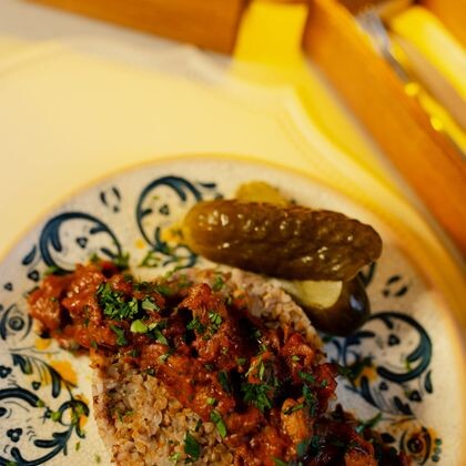 Гуляш из говядины с гречкой и бочковым огурчиком