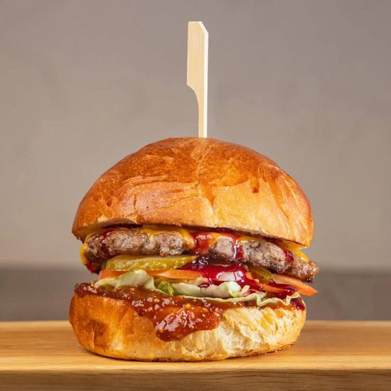 Бургер с олениной и вишневым соусом