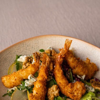 Салат с хрустящей креветкой и грушей