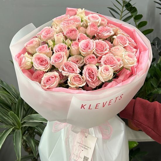 Нежный букет из кустовых роз