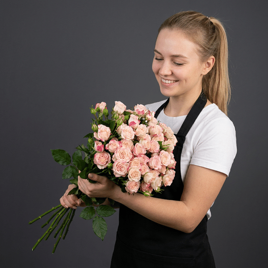 9 куст. роз (розовая Princess) в пачке