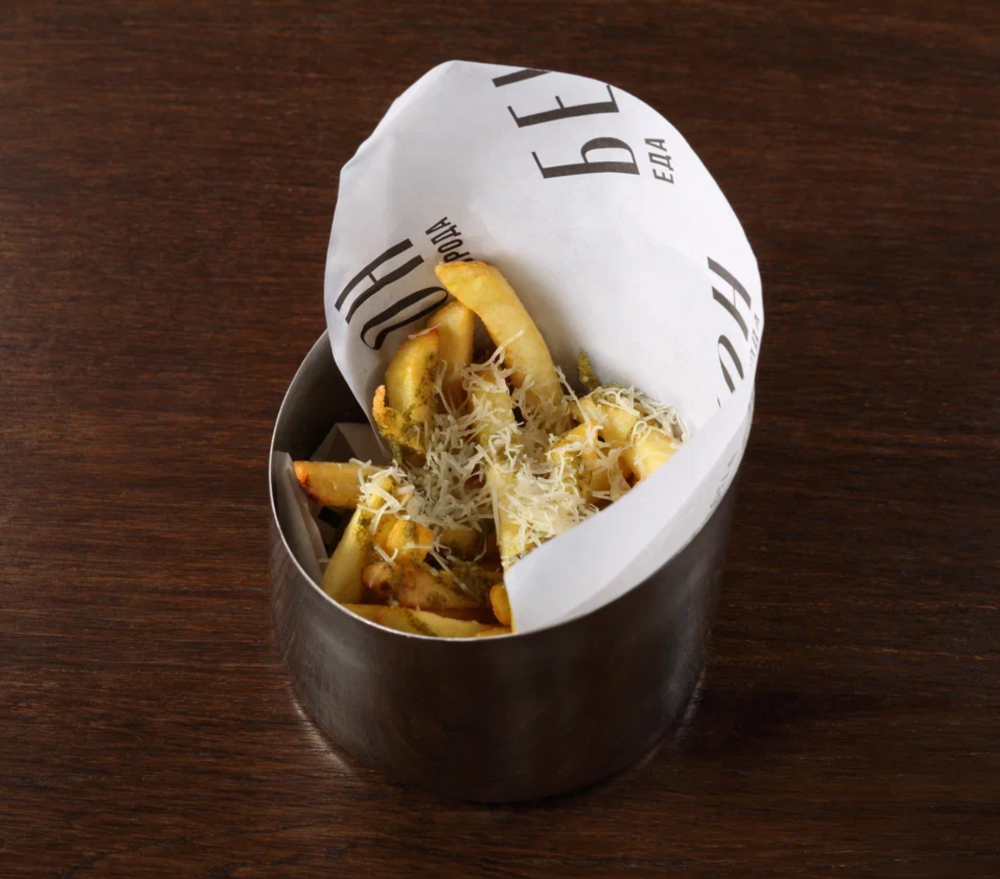 Картофель фри с зеленым соусом