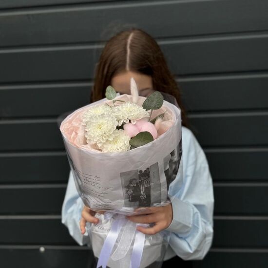 Букет с хризантемами и хлопком