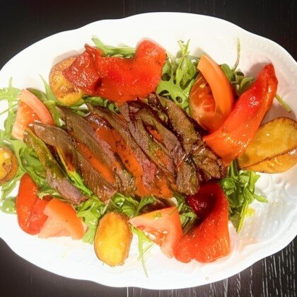 Теплый стейк салат