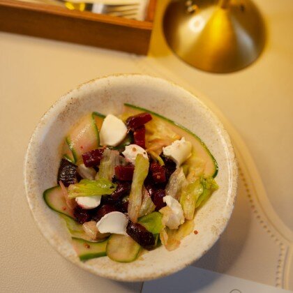 Зеленый салат с печеной свеклой и сливочным сыром