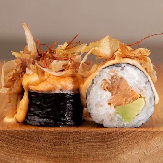 Запеченный ролл с жаренным лососем терияки