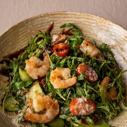 Салат руккола с креветками