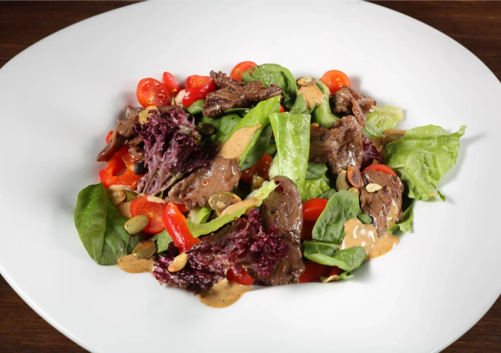 Салат с маринованной говядиной в устрично-трюфельном соусе