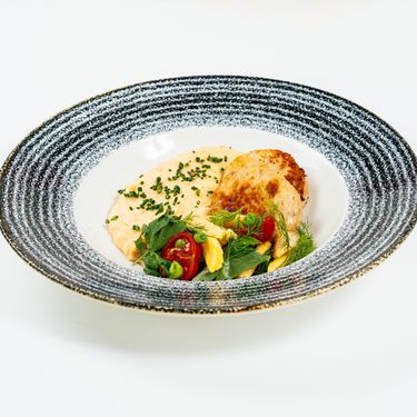 Котлеты из судака, картофельное пюре с горбушей домашнего копчения, кукуруза, зелень