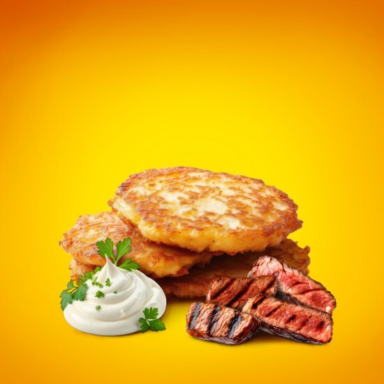 Драники со сметаной и говядиной гриль