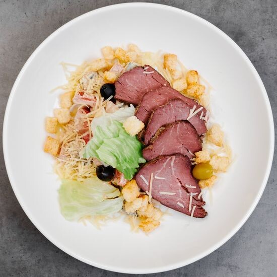 Салат с ростбифом, овощами и ореховым соусом