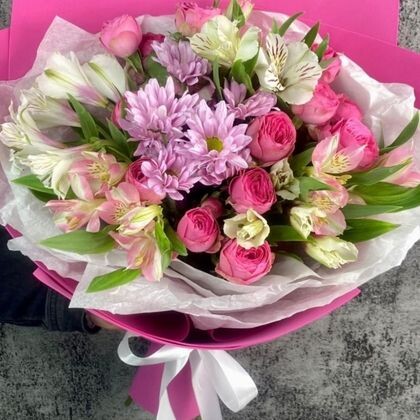 Букет 149 с кустовой Жизель, ромашкой и альстромерией