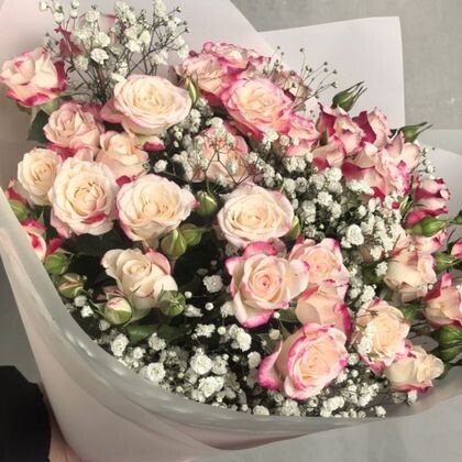 Букет с кустовой розой рефлекс и белой гипсофиллой