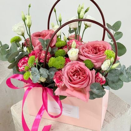 Сумочка с пионовидными розами Пинк Экспрешн и эустомой