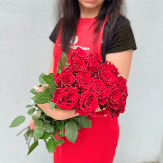 15 красных роз 60 см с лентой (Эквадор)