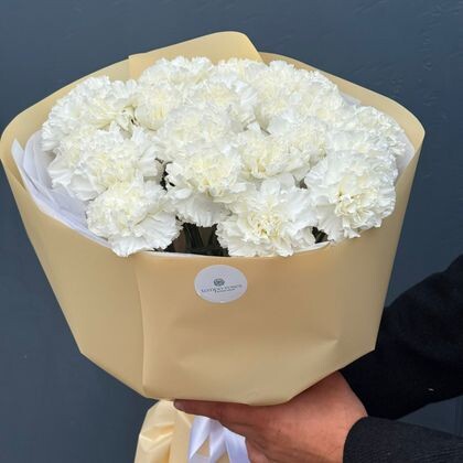 21 белый диантус с оформлением