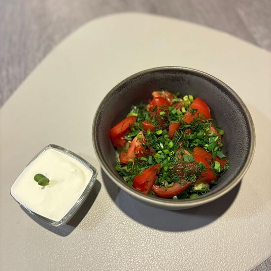 Салат овощной со сметаной