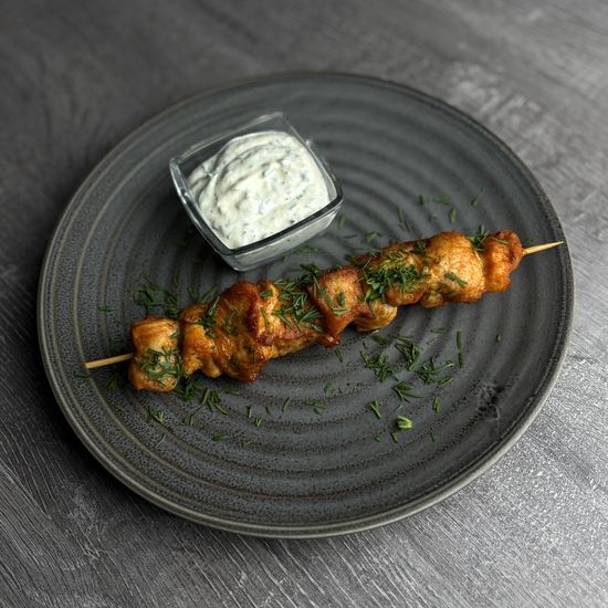 Шашлык из птицы с соусом тум