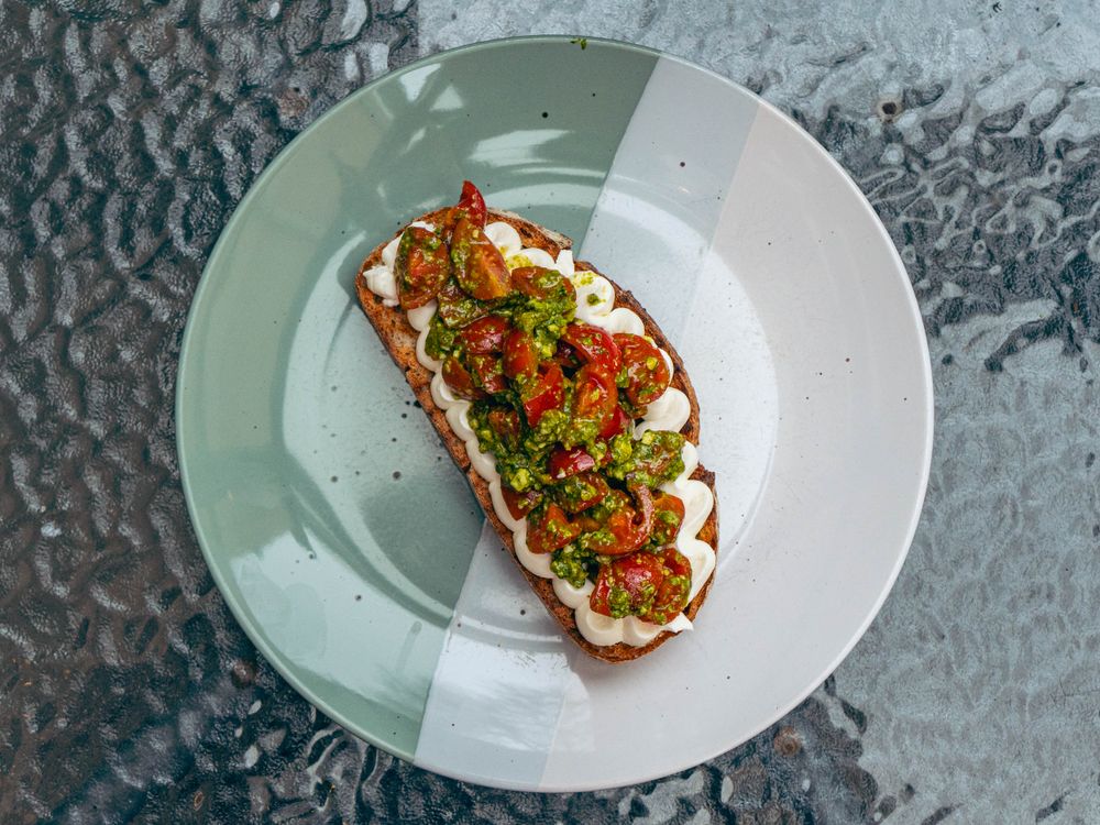 Брускетта с томатами и песто
