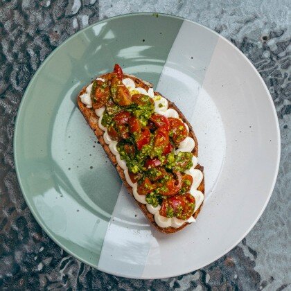 Брускетта с томатами и песто