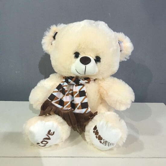Белый плюшевый медведь