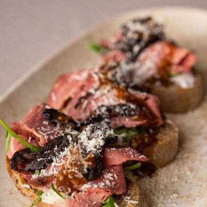 Брускетта с томлёным ростбифом и черносливом