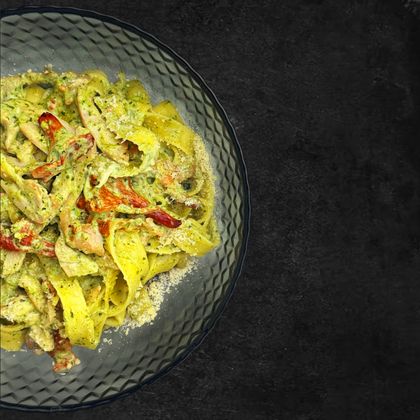 Паста с курицей и лисичками
