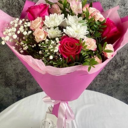 Букет 256 с малиновыми розами, кустовой рефлекс