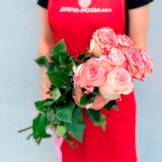 7 бело-розовых роз 60 см с лентой (э)