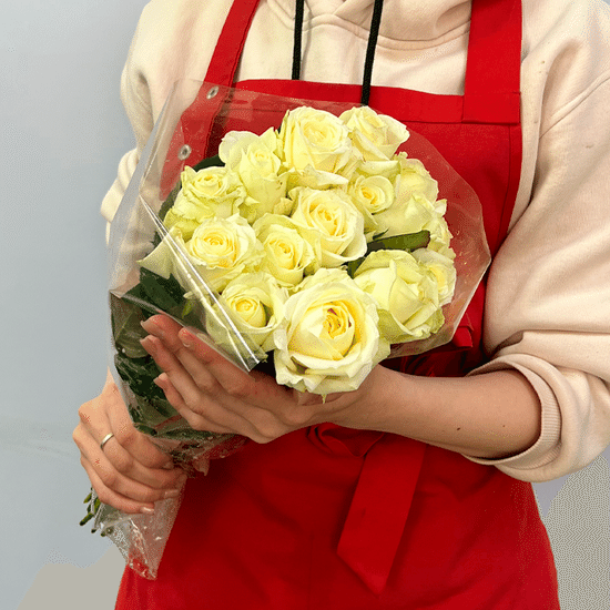 15 роз (Аваланш 40 см) в пачке