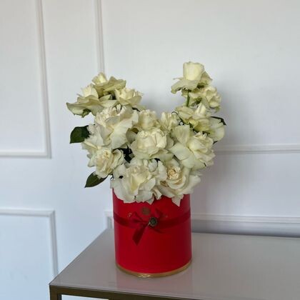 19 белых французских роз в шляпной красной коробке