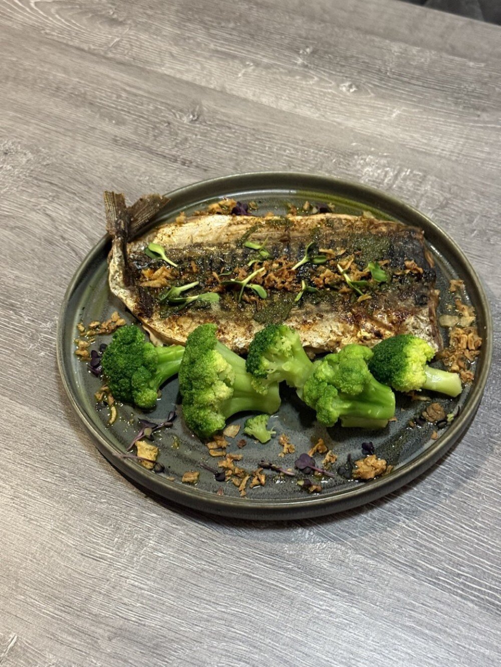 Скумбрия с чесночным маслом и брокколи