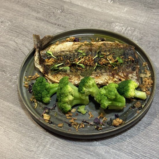 Скумбрия с чесночным маслом и брокколи