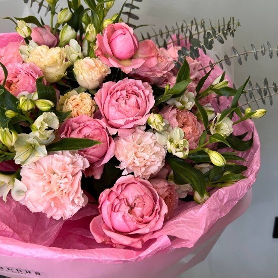 Пышный букет с розами