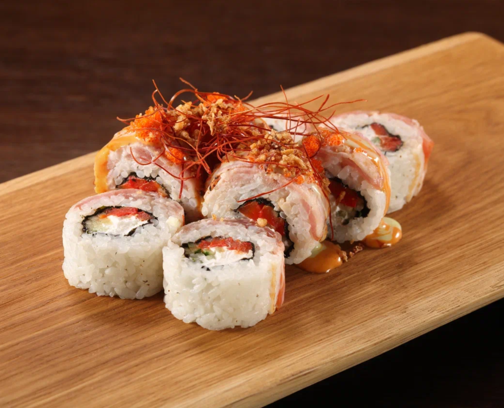 Ролл с беконом, копченым перцем и пикантным соусом ДОСТАВКА