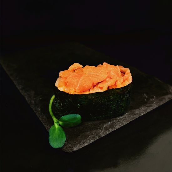 Гункан лосось 1 шт.