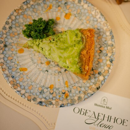 Киш с лососем и шпинатом