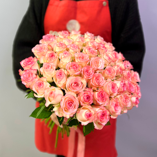 51 бело-розовая роза 40 см с лентой