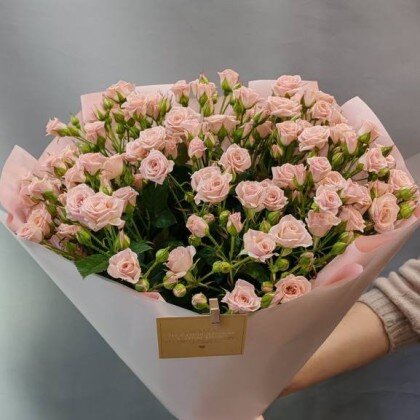 Букет кустовых роз 13 шт