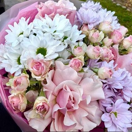 Букет 78 с французскими розами, ромашками и кустовой Гуд Муд