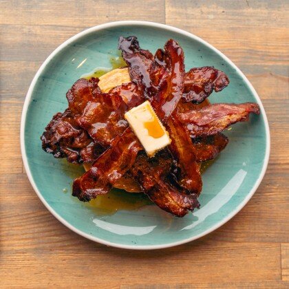 Панкейки с беконом и кленовым сиропом